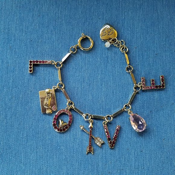 💌❤️Betsey Johnson "LOVE" Bracelet - NWOT❤️💌 - Picture 5 of 11